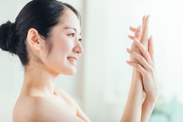 スキンケアをしている女性